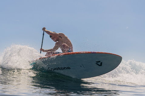 Duotone Cosmic SUP board de vagues en train de surfer une vague sur l'océan