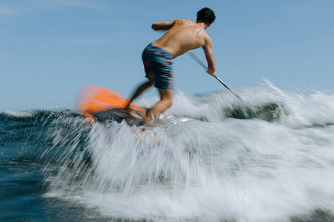 Duotone Cosmic SUP planche de vague lors du surf SUP sur l'océan