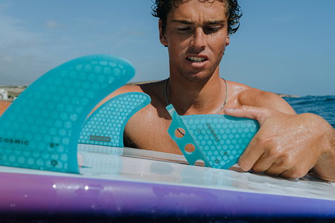 Duotone Cosmic SUP planche de vague dérives thruster en turquoise lors du surf SUP en mer