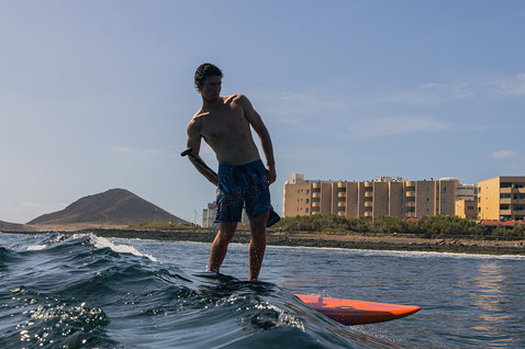 Planche de SUP vague Duotone Cosmic en train de surfer des vagues en bord de mer