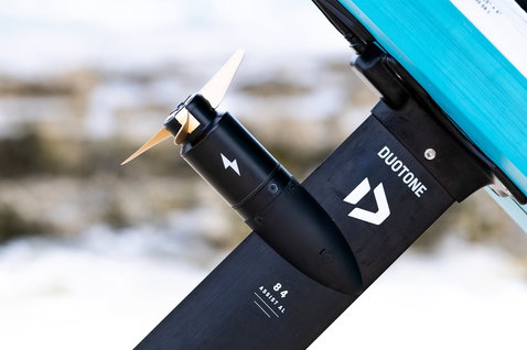 Duotone ePropeller 3-Blade SLS con supporto per Foil Assist in nero e dorato