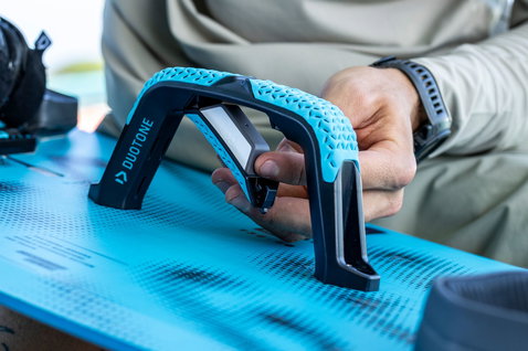 Duotone Big Air Handle en cyan et marine avec logement WOO sur kiteboard twintip