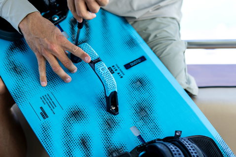 Duotone Big Air Handle poignée de kiteboard en noir et cyan lors du montage sur un twin-tip