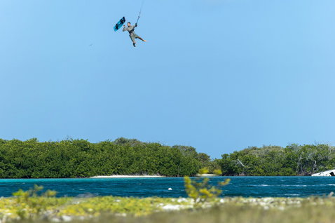 Accessoire Duotone Big Air Handle lors d'un Big Air en kitesurf au-dessus d'un lagon tropical