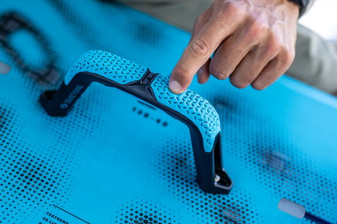 Duotone Big Air Handle poignée de kiteboard en cyan sur twin-tip avec logement WOO, vue détail
