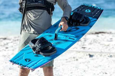 Duotone Big Air Handle sur kiteboard twin-tip lors d'une session de kitesurf à la plage