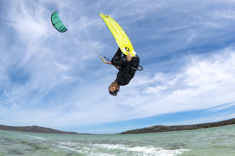 Duotone Evo LEI Kite beim Kitesurfen über türkisfarbenem Wasser mit invertiertem Sprung