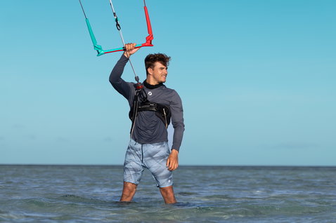 Duotone Trust Bar Quad Control Bar beim Kitesurfen im flachen Ozeanwasser