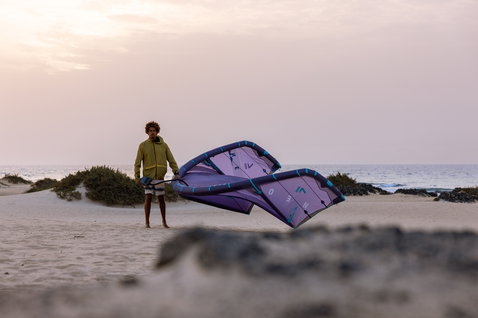 Duotone Neo LEI Kite beim Wave Riding am Strand von Fuerteventura in lila und türkis
