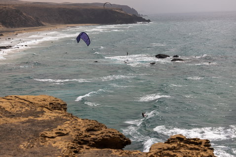 Duotone Neo Wave Bundle LEI Kite beim Wellenreiten an der felsigen Küste