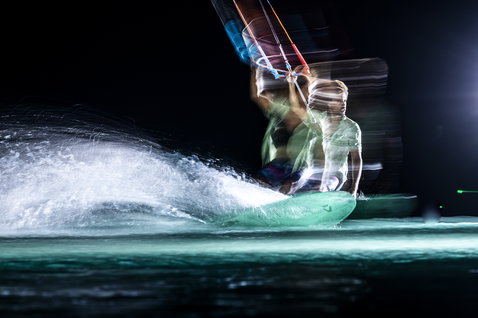 Duotone Neo Wave Bundle mit Whip SLS Kiteboard beim Wellenreiten im nächtlichen Ozean