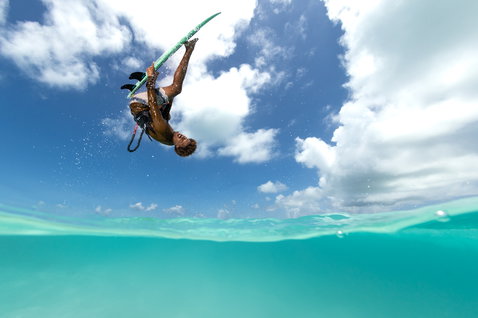 Duotone Neo Wave Bundle mit Whip SLS Kiteboard beim Wellenreiten im tropischen Ozean