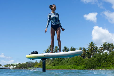 Duotone Midfish Air set di montaggio battery box Cruise su eFoil durante il foiling in acque tropicali