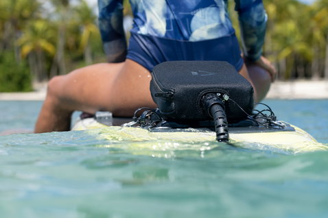 Set di montaggio battery box Duotone Midfish Air Cruise durante eFoil su spiaggia tropicale
