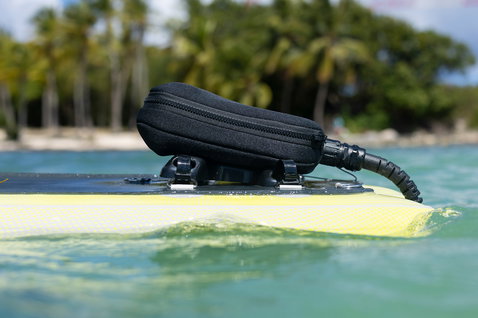 Duotone Cruise set di montaggio batteria sulla tavola da foil Midfish Air in mare