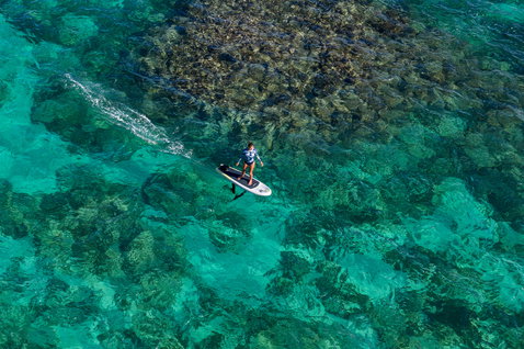 Tavola eFoil Duotone Midfish Air con supporto batteria Cruise durante foiling su reef turchese
