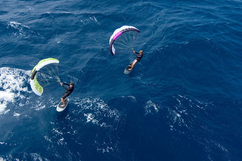 Duotone Midfish foilboard lors de wing foiling avec deux riders sur l'océan vue aérienne