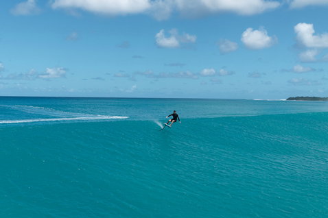 Duotone Midfish planche de foil lors du surf foiling sur océan tropical turquoise