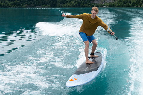 Duotone Flow SUP hardboard lors du surf de vague sur un lac alpin en été