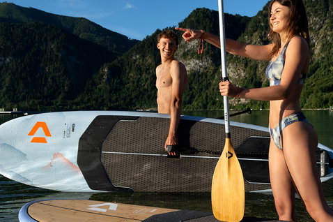Duotone Flow SUP hardboard lors d'une session de stand-up paddle sur un lac alpin avec deux personnes