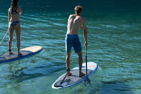 Duotone Flow SUP hardboard lors du stand-up paddle sur une eau turquoise limpide