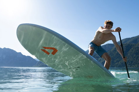 Duotone Flow stand-up paddle board lors d'une session de SUP sur un lac alpin avec panorama montagneux