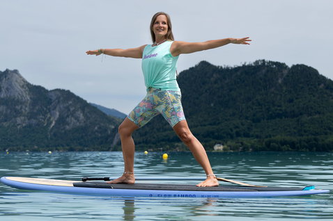 Duotone Flow Bamboo SUP hardboard polyvalent lors d'une session de paddle sur un lac alpin