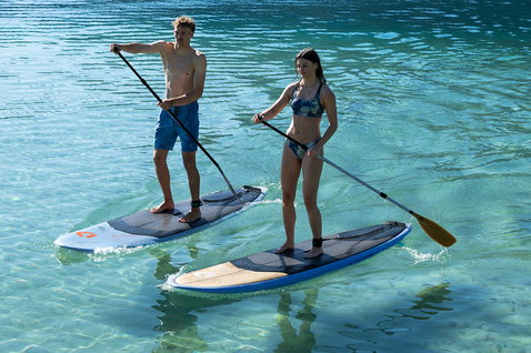 Planche de SUP rigide Duotone Flow Bamboo lors d'une session de paddle en eau turquoise