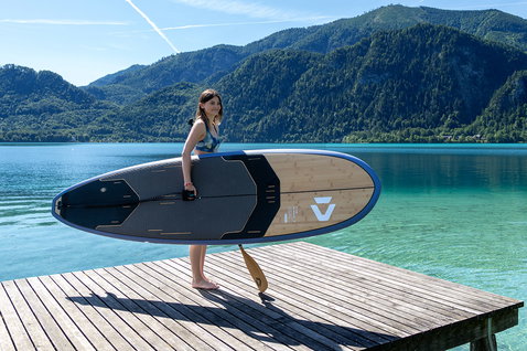 Planche de SUP rigide Duotone Flow Bamboo lors du stand-up paddle sur un lac alpin