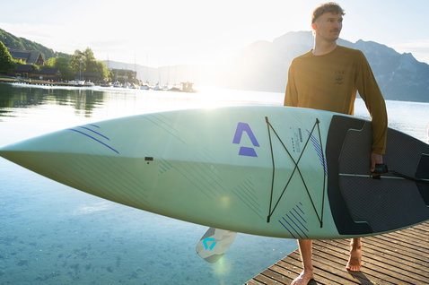 Duotone Raven SUP board de randonnée 12'6" en vert sauge lors d'une sortie SUP sur lac de montagne