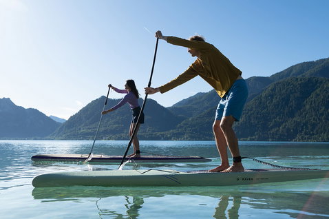 Duotone Raven SUP hardboard de randonnée 12'6" en bleu-vert foncé lors d'une sortie SUP sur lac de montagne