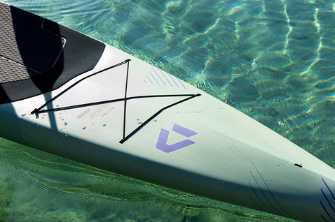 Duotone Raven planche SUP touring hardboard 12'6" en gris clair lors du paddle en eau calme