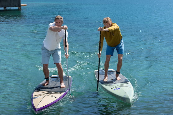 Planche de SUP touring Duotone Raven Bamboo 12'6" lors d'une session de paddle sur eau turquoise calme
