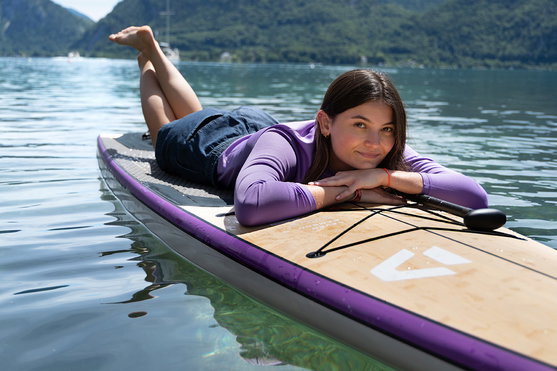 Duotone Raven Bamboo planche SUP de randonnée lors d'une session de paddle sur lac alpin