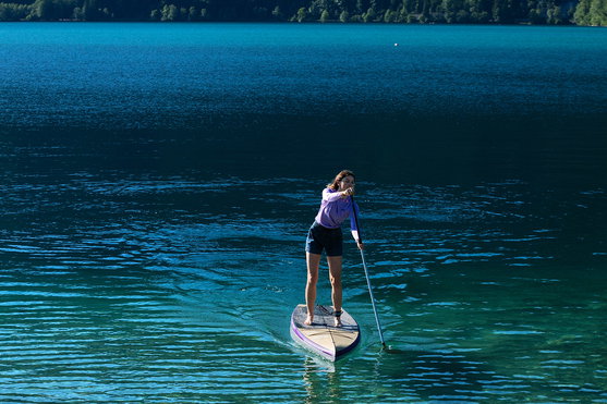 Duotone SUP Raven Bamboo planche de touring SUP lors d'une sortie sur un lac alpin turquoise