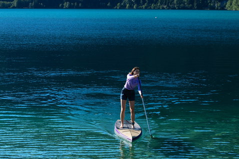 Duotone SUP Raven Bamboo planche de touring SUP lors d'une sortie sur un lac alpin turquoise