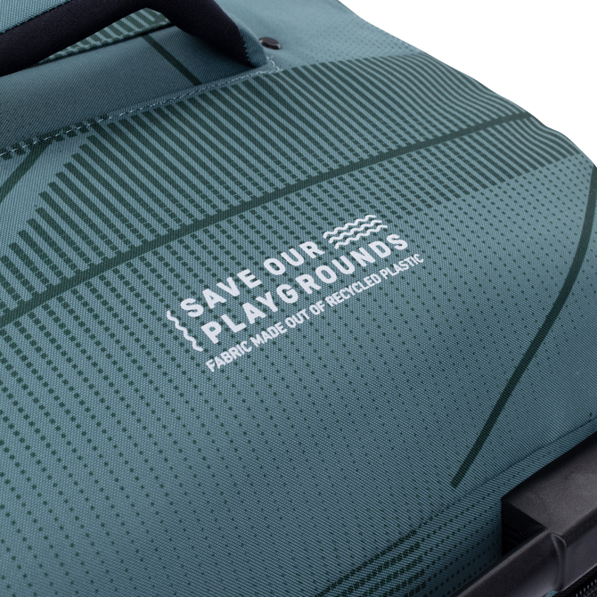 Mala de viagem com rodas Duotone Travelbag em verde-azulado escuro de plástico reciclado, detalhe com estampa Save Our Playgrounds