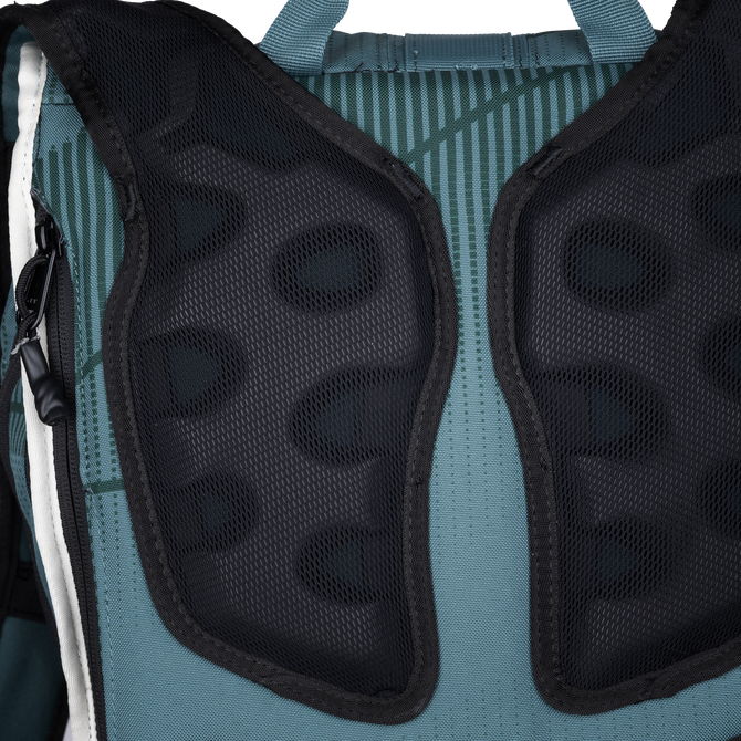 Duotone Daypack 40l detalhe do painel traseiro em malha 3D respirável em preto e azul-petróleo