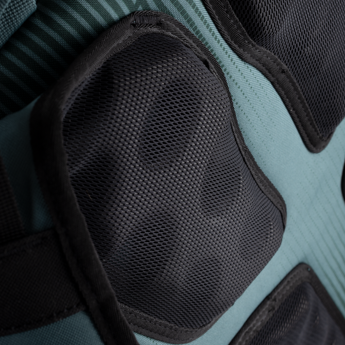 Duotone Daypack 40l detalhe do painel traseiro respirável com acolchoamento em malha em preto e azul aço