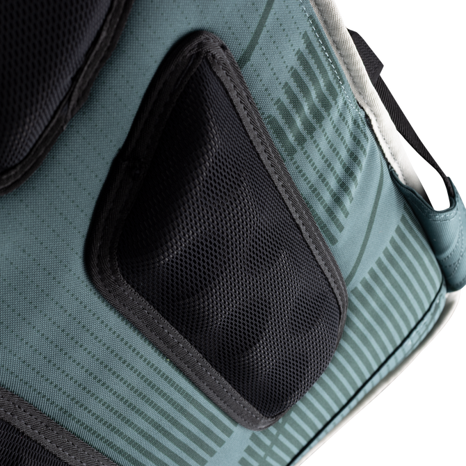 Duotone Daypack 40l detalhe bolso em malha na cor petróleo