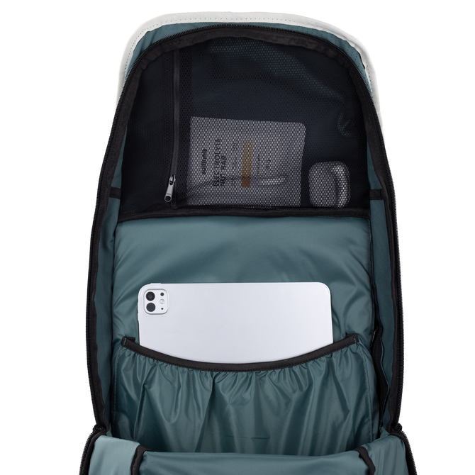 Interior da Duotone Daypack 40l com compartimento acolchoado para portátil e bolso em malha em antracite e verde-azulado