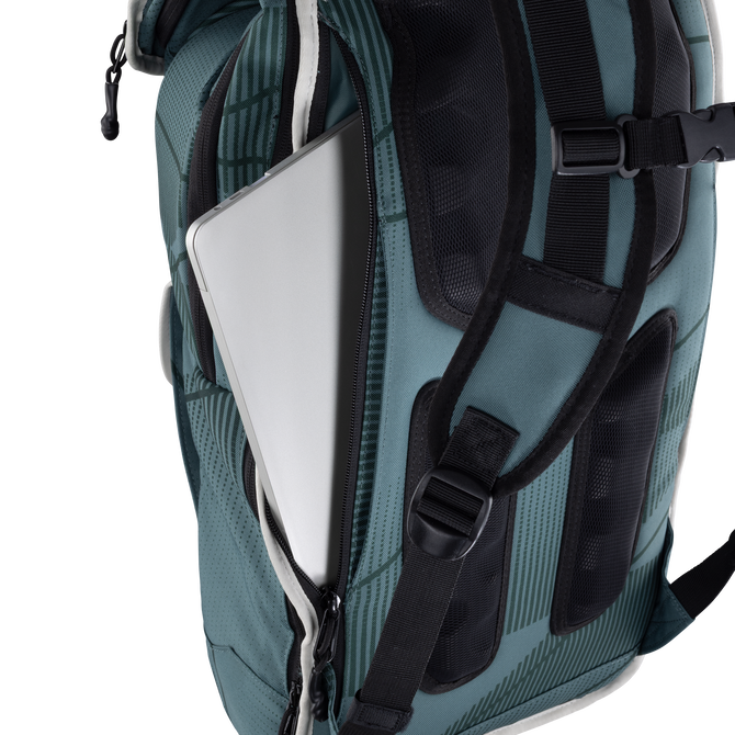 Mochila Duotone Daypack 40L em verde azulado escuro – detalhe compartimento laptop e alças