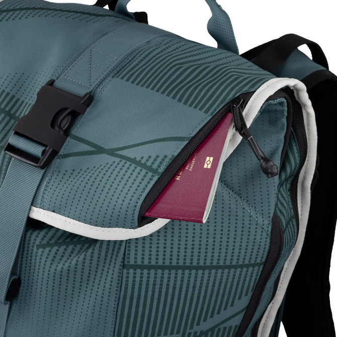 Duotone Daypack 40l em verde-azulado — detalhe do bolso frontal com fecho de correr e passaporte