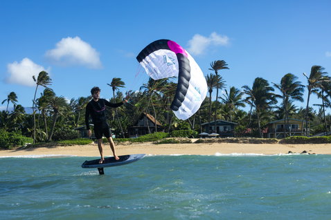 Planche de kitefoil Duotone Paradox SLS lors d'une session de kitefoil en mer tropicale