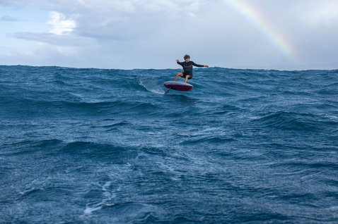 Duotone Paradox SLS foilboard lors du wing foiling en mer ouverte