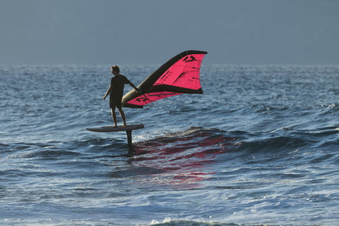 Duotone Paradox SLS planche de foil en wing foiling sur l'océan à Maui