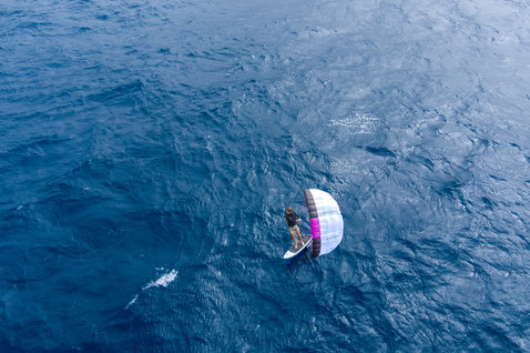Duotone Paradox SLS planche de foil en wing foiling sur l'océan ouvert, vue aérienne