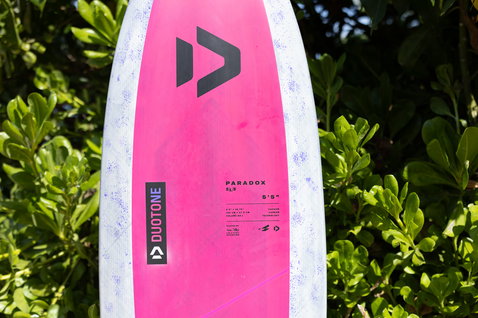 Duotone Paradox SLS foil board 5'5" 89L en magenta, détail du pont avec logo et étiquette de spécifications