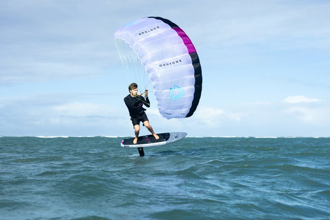 Duotone Paradox SLS planche de foil kite lors d'une session de kite foiling en mer