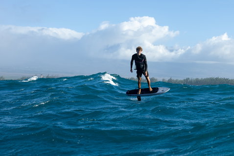 Duotone Paradox SLS planche de foil lors de wing foiling sur l'océan
